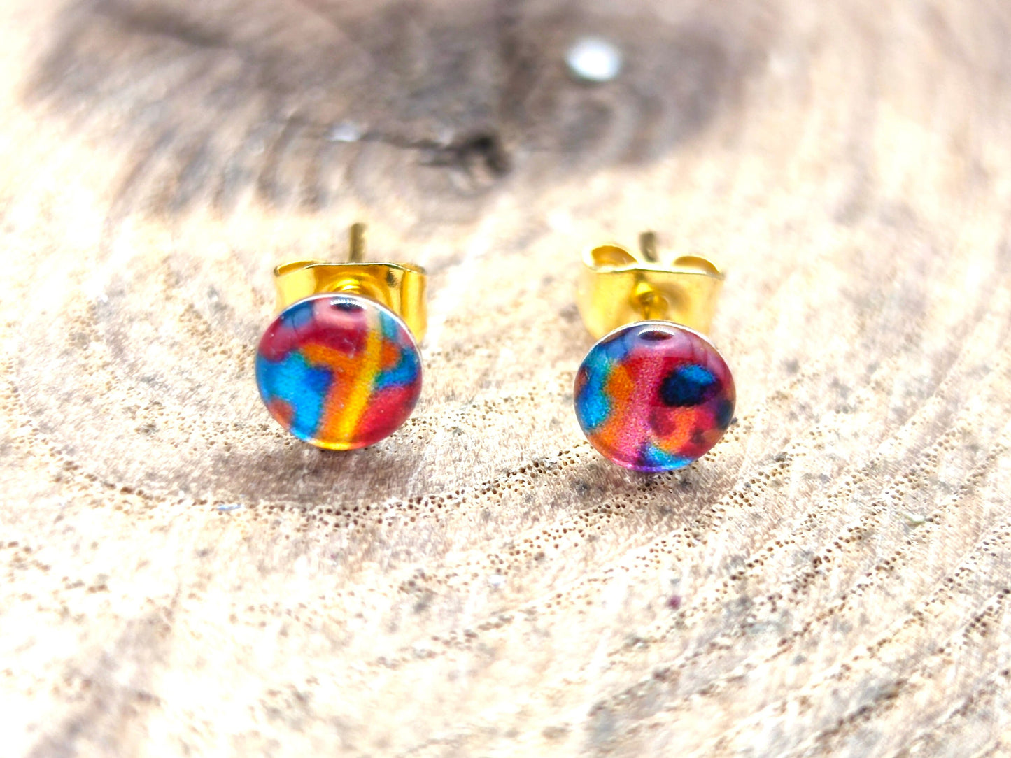 Clous d'oreille de 5mm de diamètre en résine sur imprimé, motif asymétrique, fait main