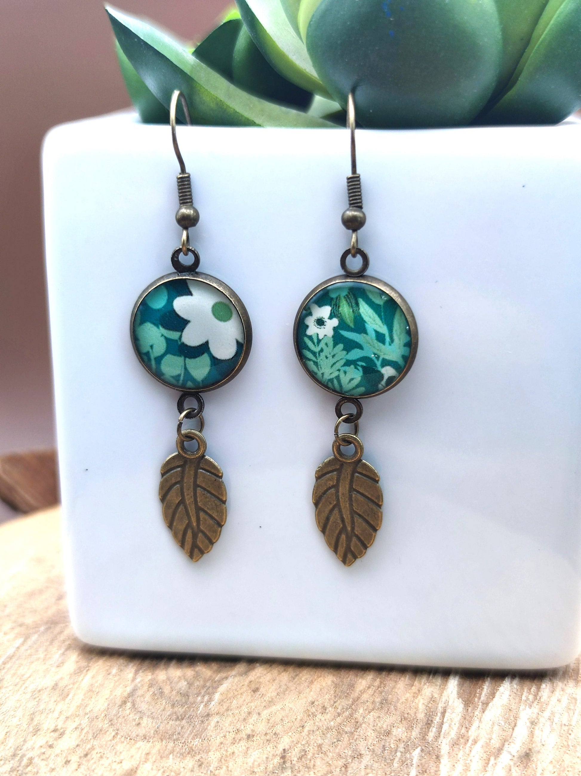 Boucles d'oreille de 14mm de diamètre en résine sur imprimé, motif asymétrique, fait main