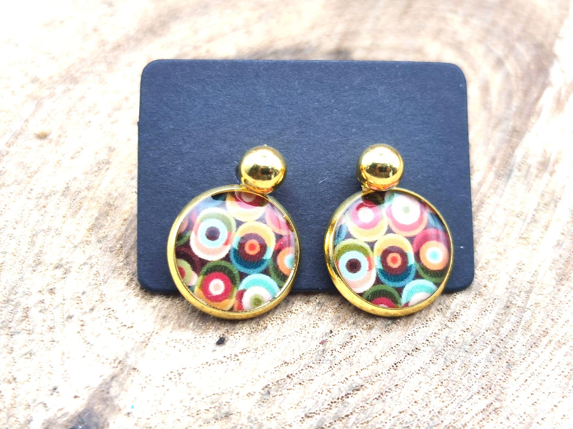 Puce d'oreille de 12mm de diamètre en résine sur imprimé, motif asymétrique, fait main