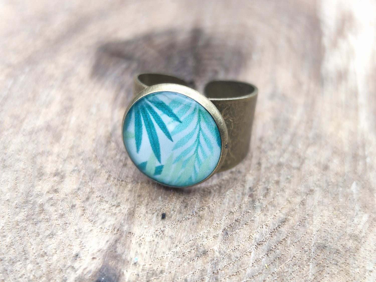 Bague, laiton couleur bronze, cabochon de 14 mm de diamètre en résine sur imprimé, fait main