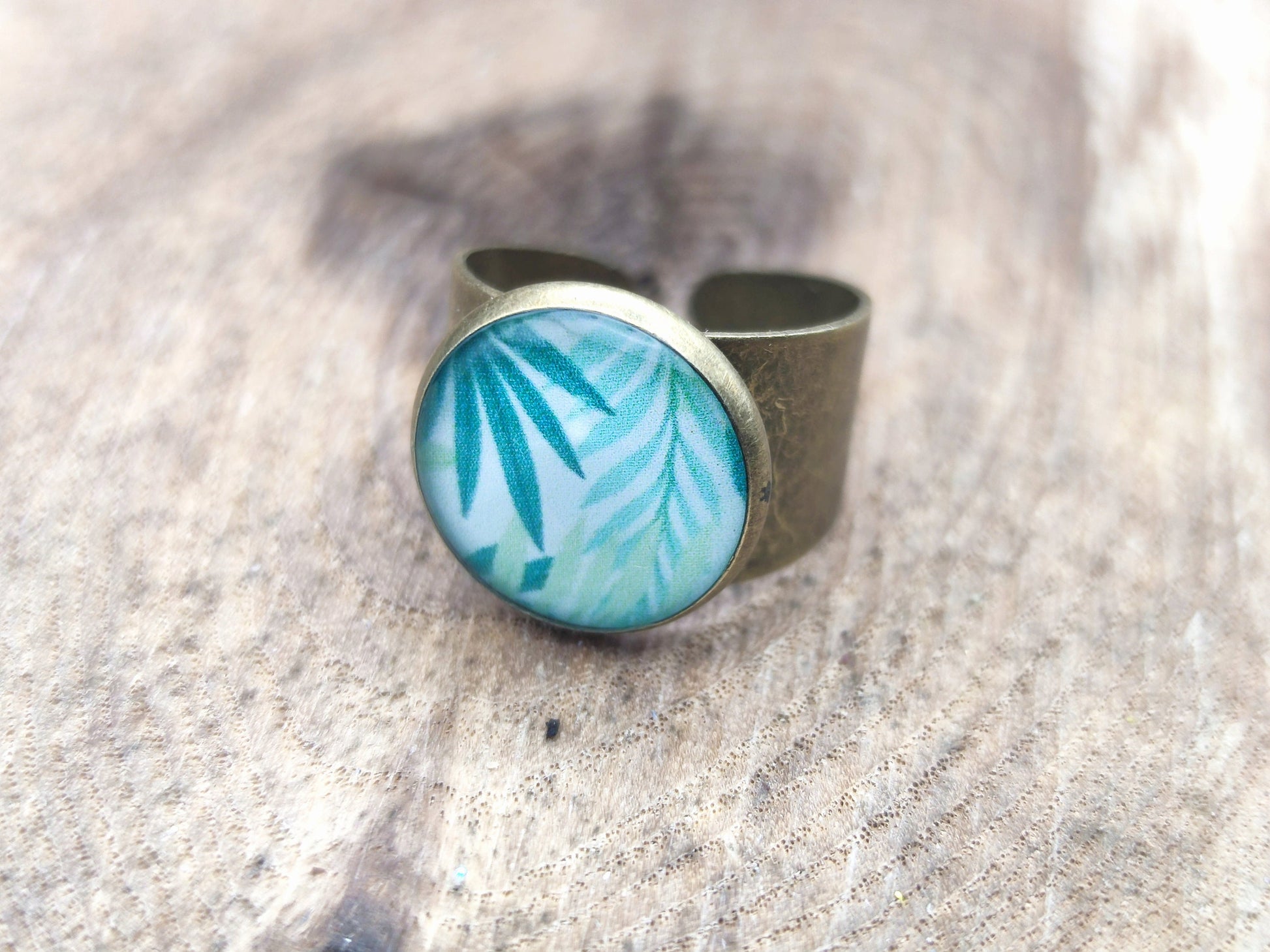 Bague, laiton couleur bronze, cabochon de 14 mm de diamètre en résine sur imprimé, fait main