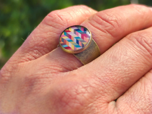 Bague, laiton couleur bronze, cabochon de 14 mm de diamètre en résine sur imprimé, fait main