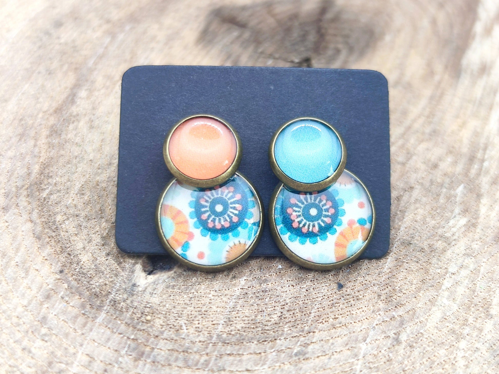 Clous d'oreille, montage de cabochons en résine de 8mm et 12 mm, motif asymétrique, fait main