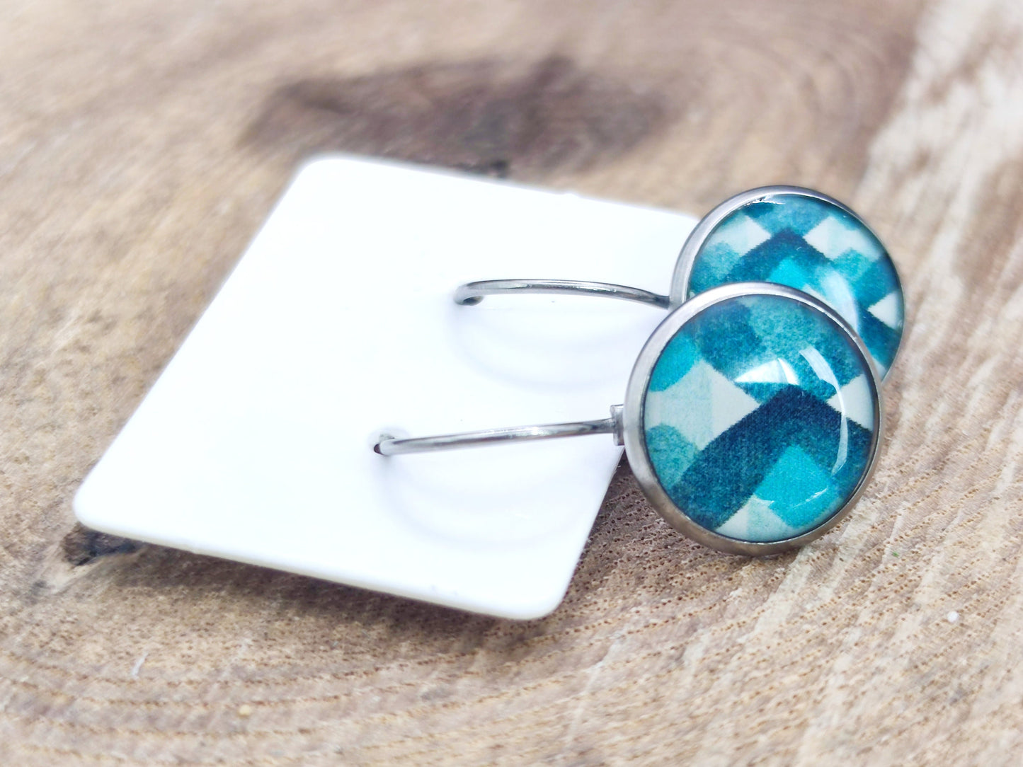 Boucles d'oreille de 12mm de diamètre en résine sur imprimé, motif asymétrique, fait main