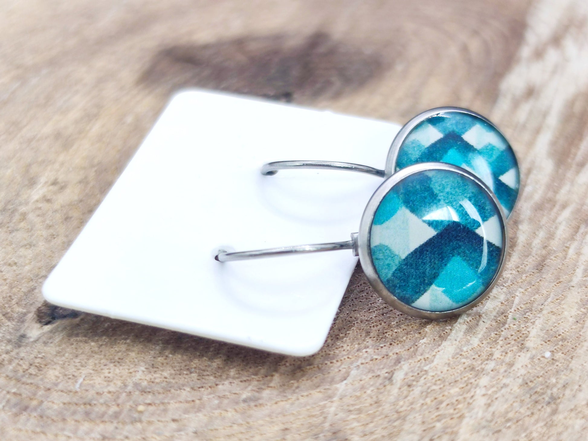 Boucles d'oreille de 12mm de diamètre en résine sur imprimé, motif asymétrique, fait main