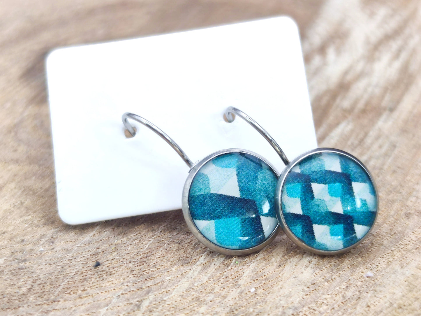 Boucles d'oreille de 12mm de diamètre en résine sur imprimé, motif asymétrique, fait main