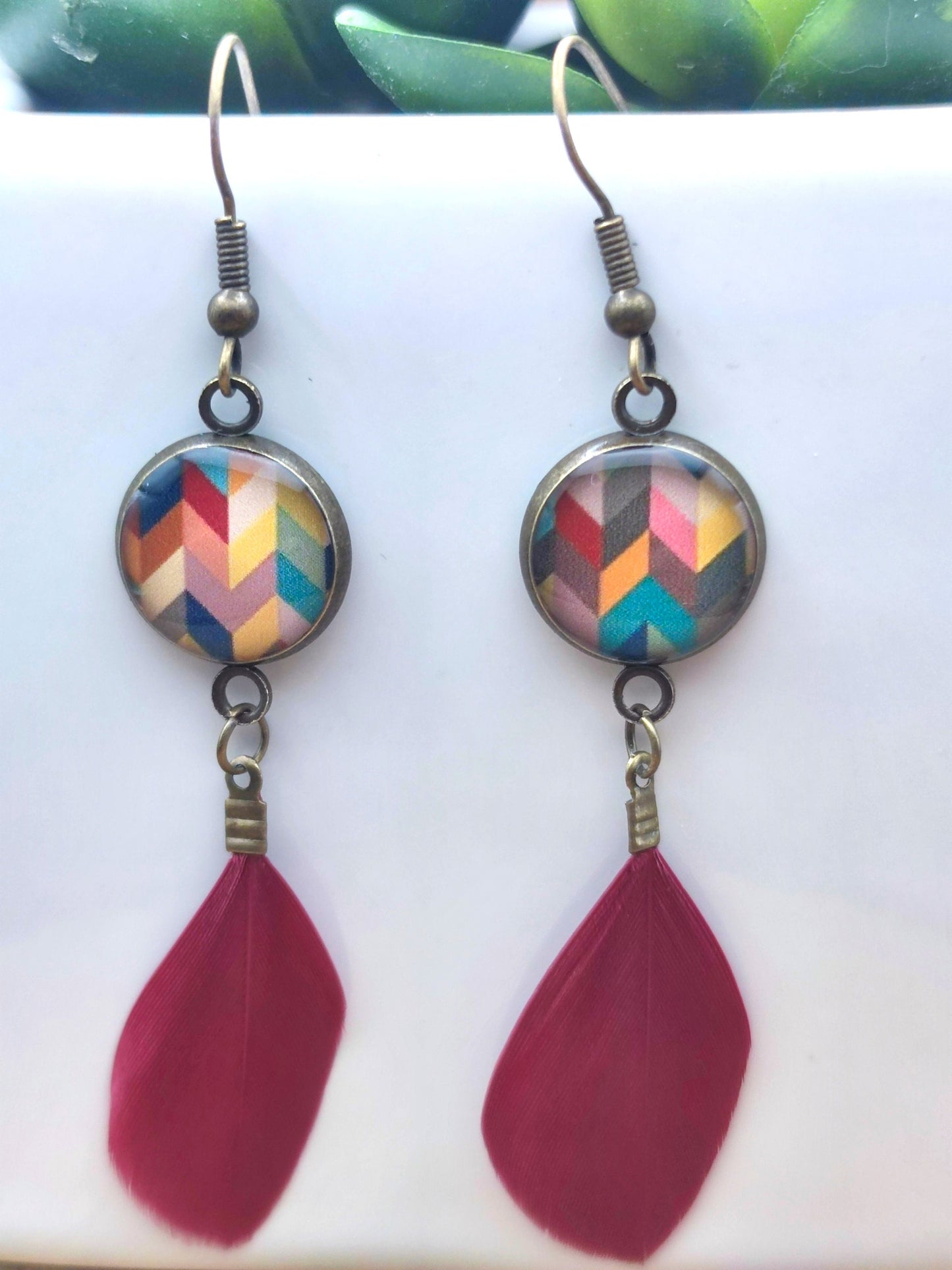 Boucles d'oreille de 12mm de diamètre en résine sur imprimé, motif asymétrique, fait main