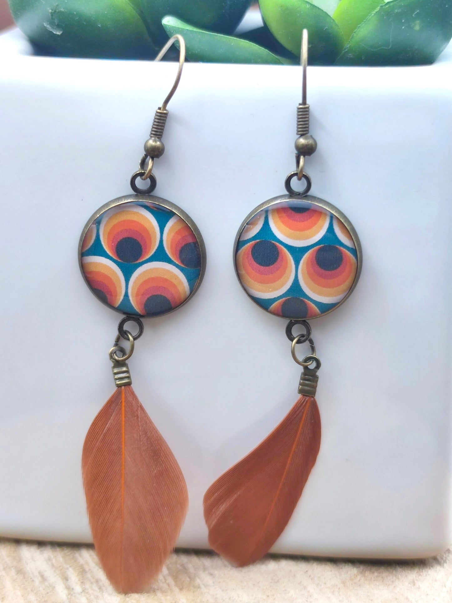 Boucles d'oreille de 16mm de diamètre en résine sur imprimé, motif asymétrique, fait main