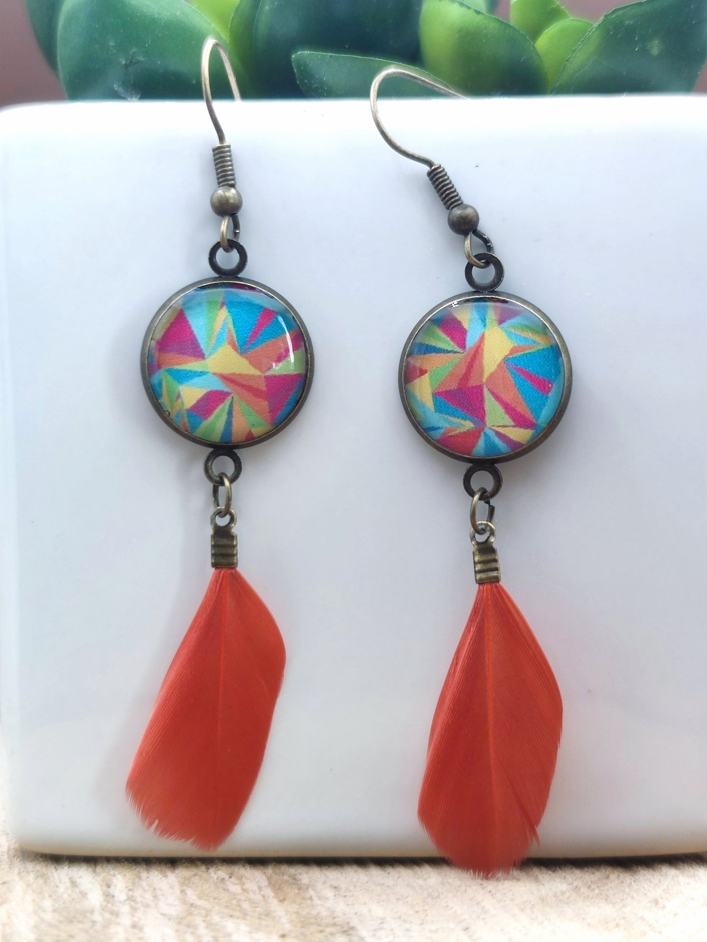 Boucles d'oreille de 14mm de diamètre en résine sur imprimé, motif asymétrique, fait main