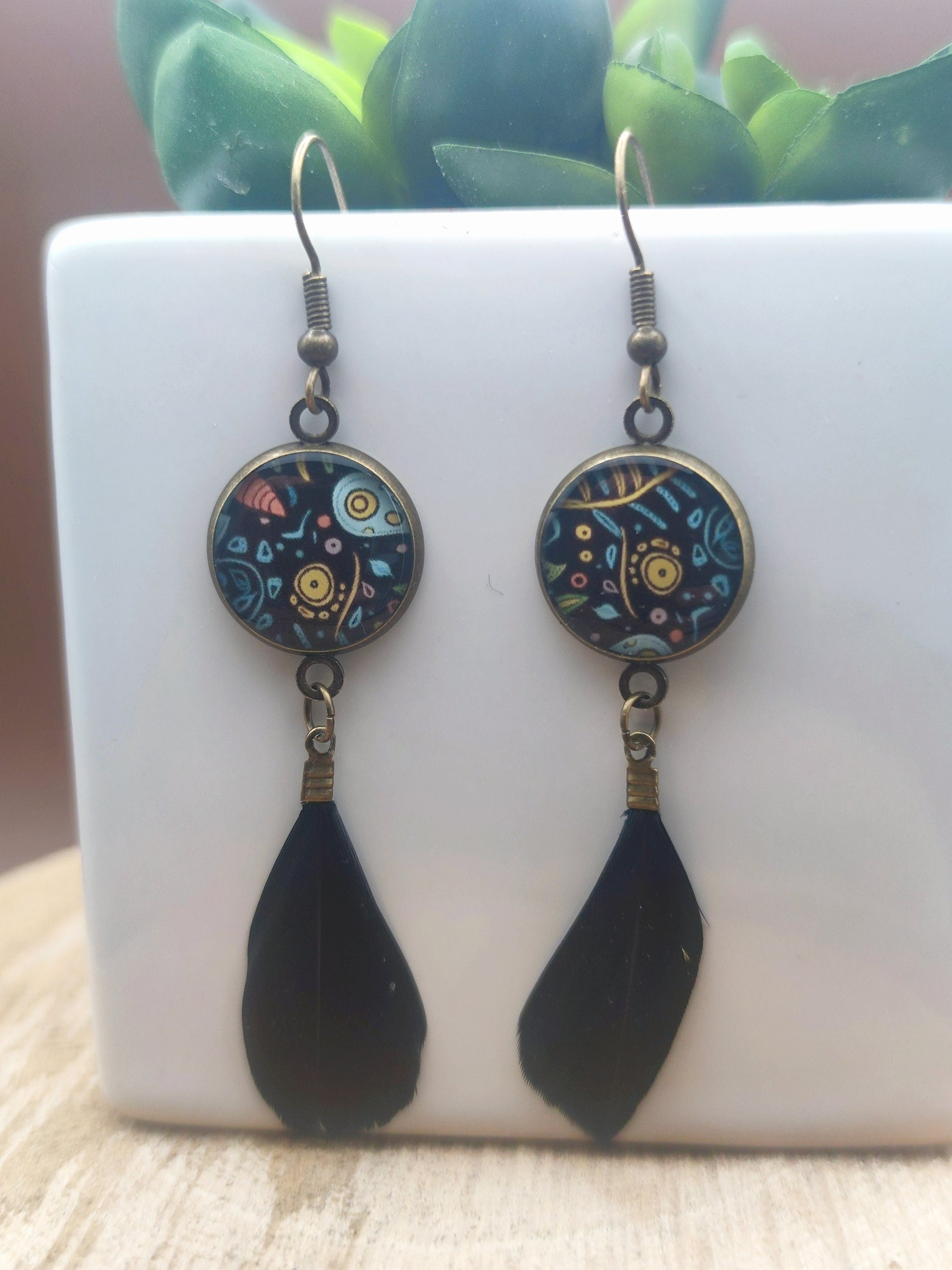 Boucles d'oreille de 14mm de diamètre en résine sur imprimé, motif asymétrique, fait main