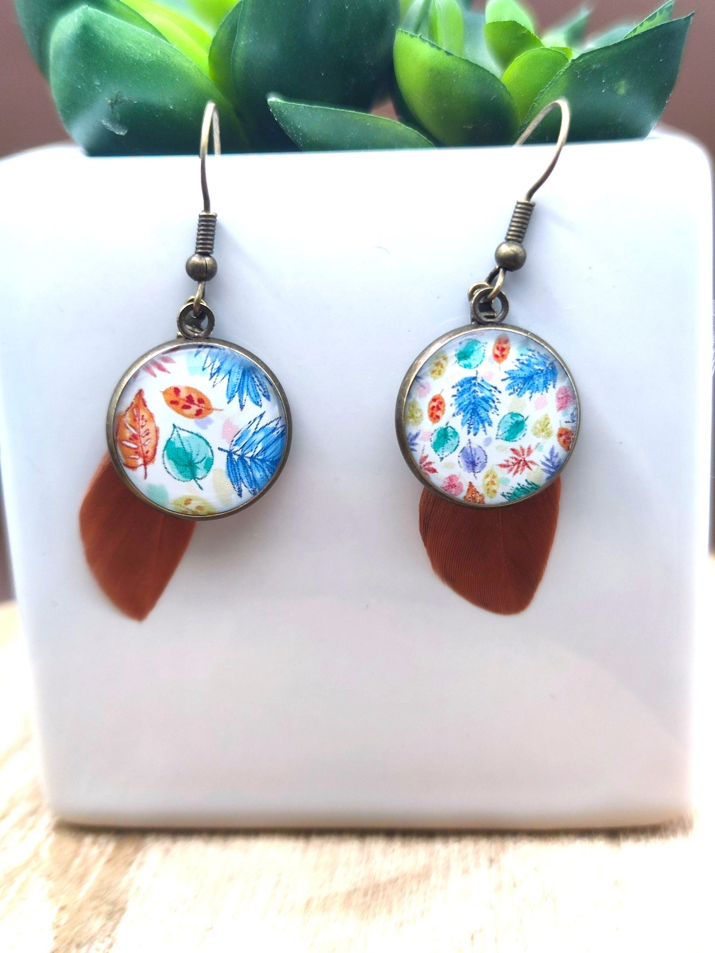 Boucles d'oreille de 16mm de diamètre en résine sur imprimé, motif asymétrique, fait main