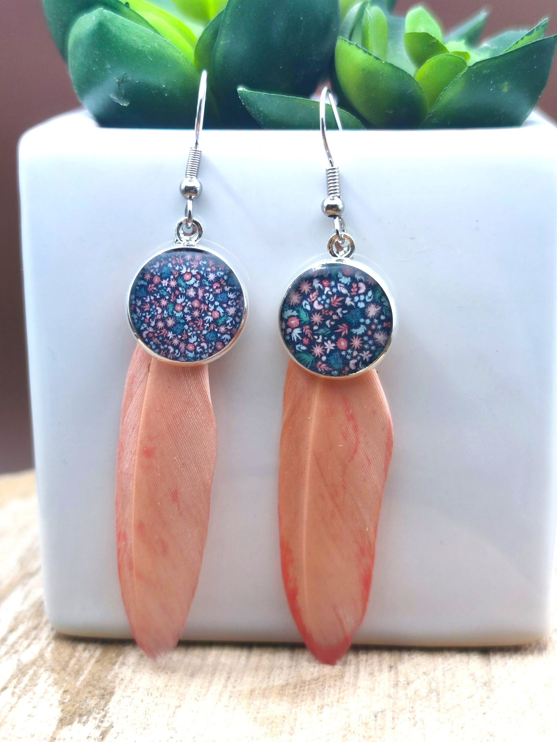 Boucles d'oreille de 14mm de diamètre en résine sur imprimé, motif asymétrique, fait main