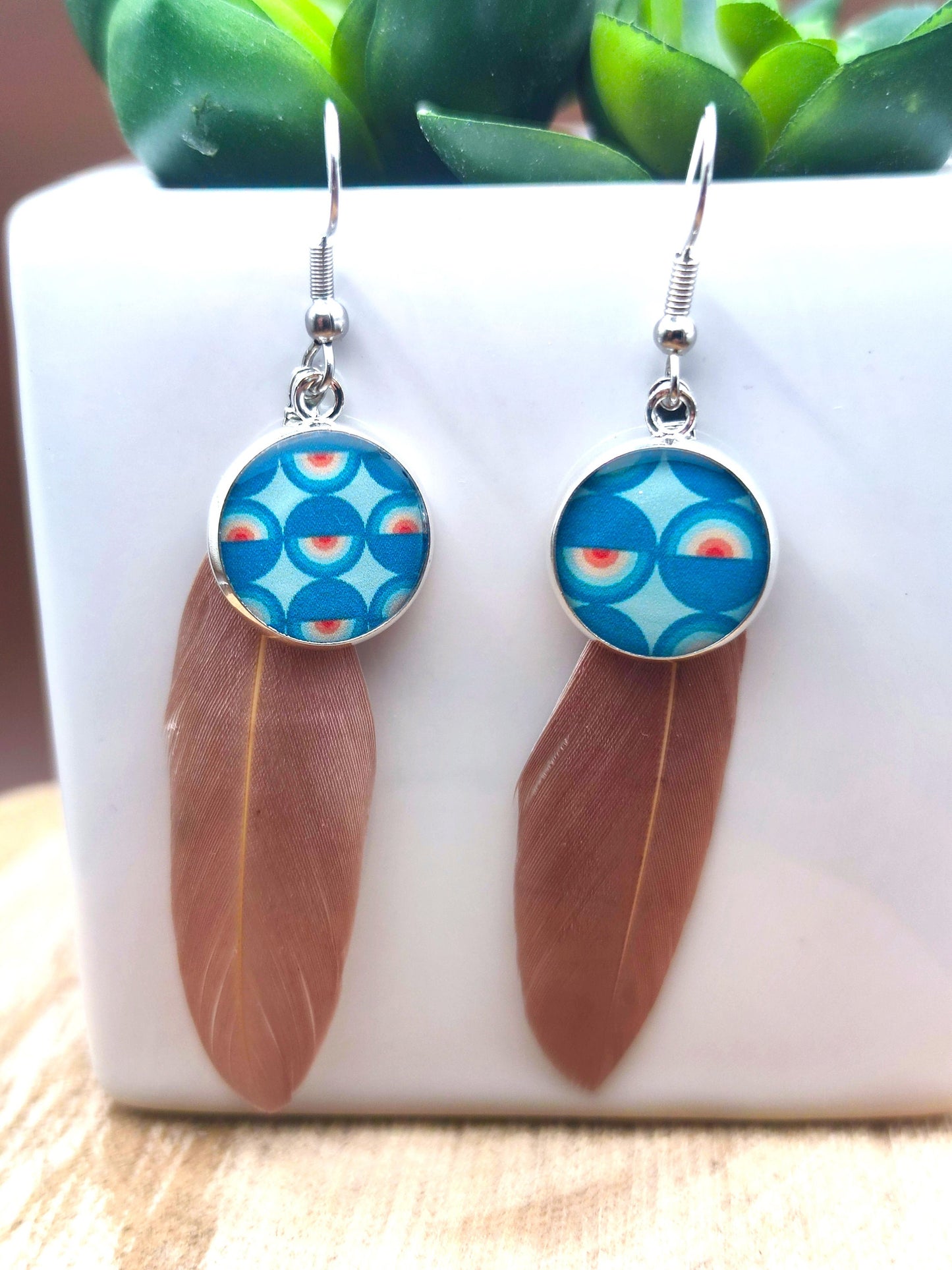 Boucles d'oreille de 14mm de diamètre en résine sur imprimé, motif asymétrique, fait main