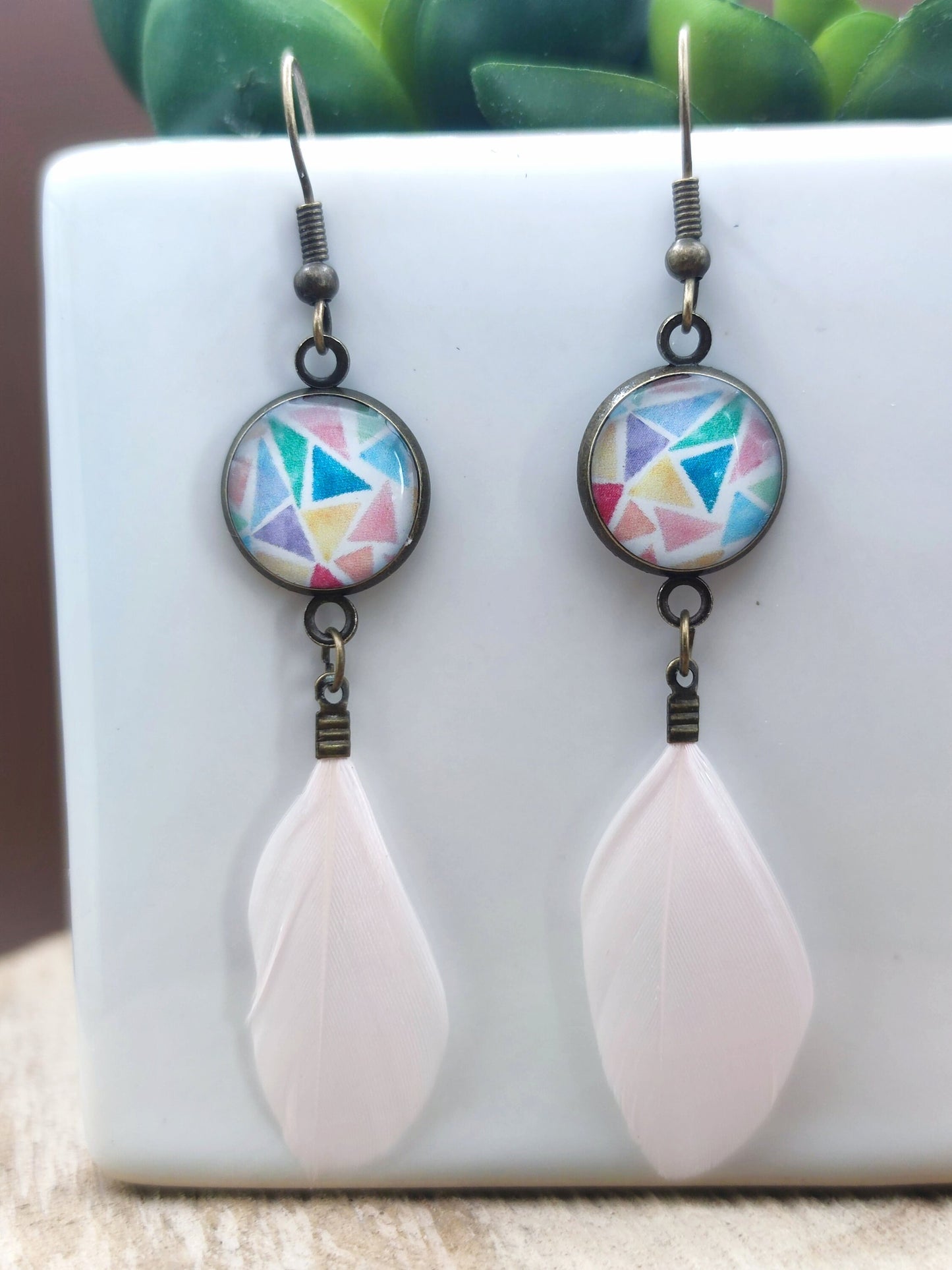 Boucles d'oreille de 12mm de diamètre en résine sur imprimé, motif asymétrique, fait main