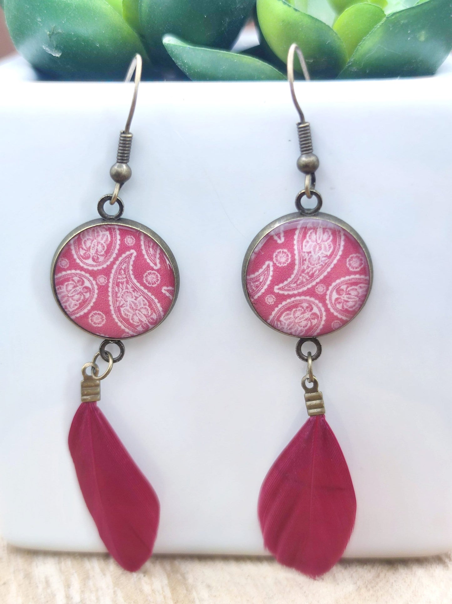 Boucles d'oreille de 16mm de diamètre en résine sur imprimé, motif asymétrique, fait main