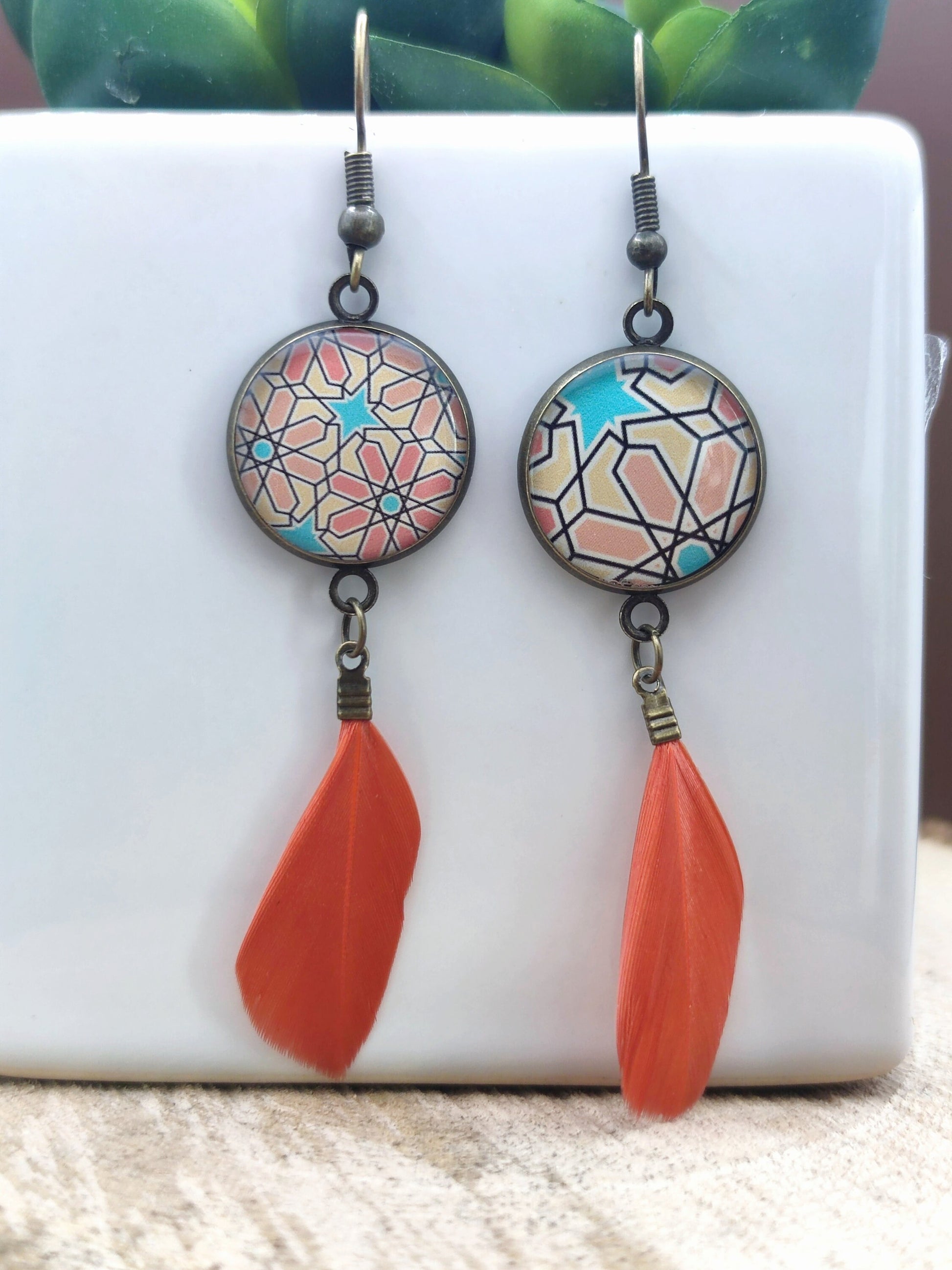 Boucles d'oreille de 16mm de diamètre en résine sur imprimé, motif asymétrique, fait main