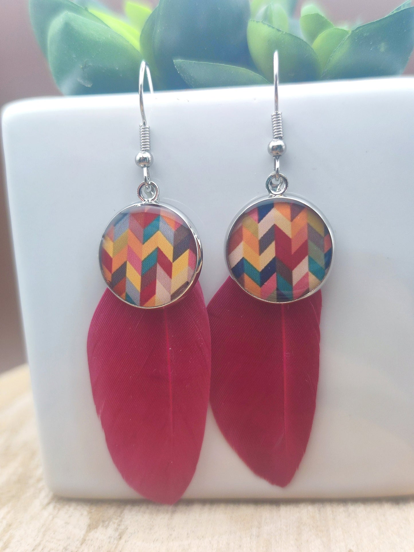 Boucles d'oreille de 16mm de diamètre en résine sur imprimé, motif asymétrique, fait main