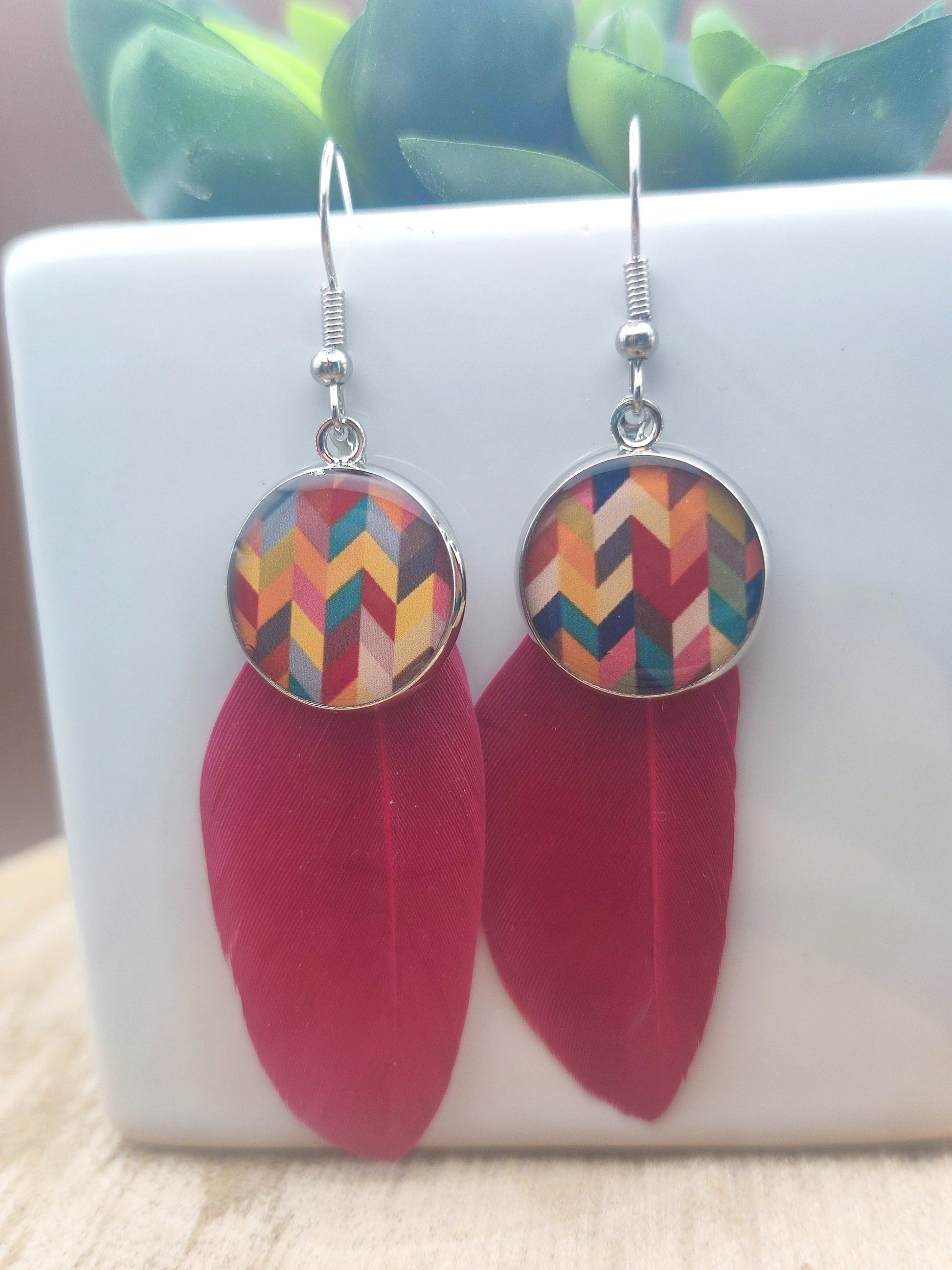 Boucles d'oreille de 16mm de diamètre en résine sur imprimé, motif asymétrique, fait main