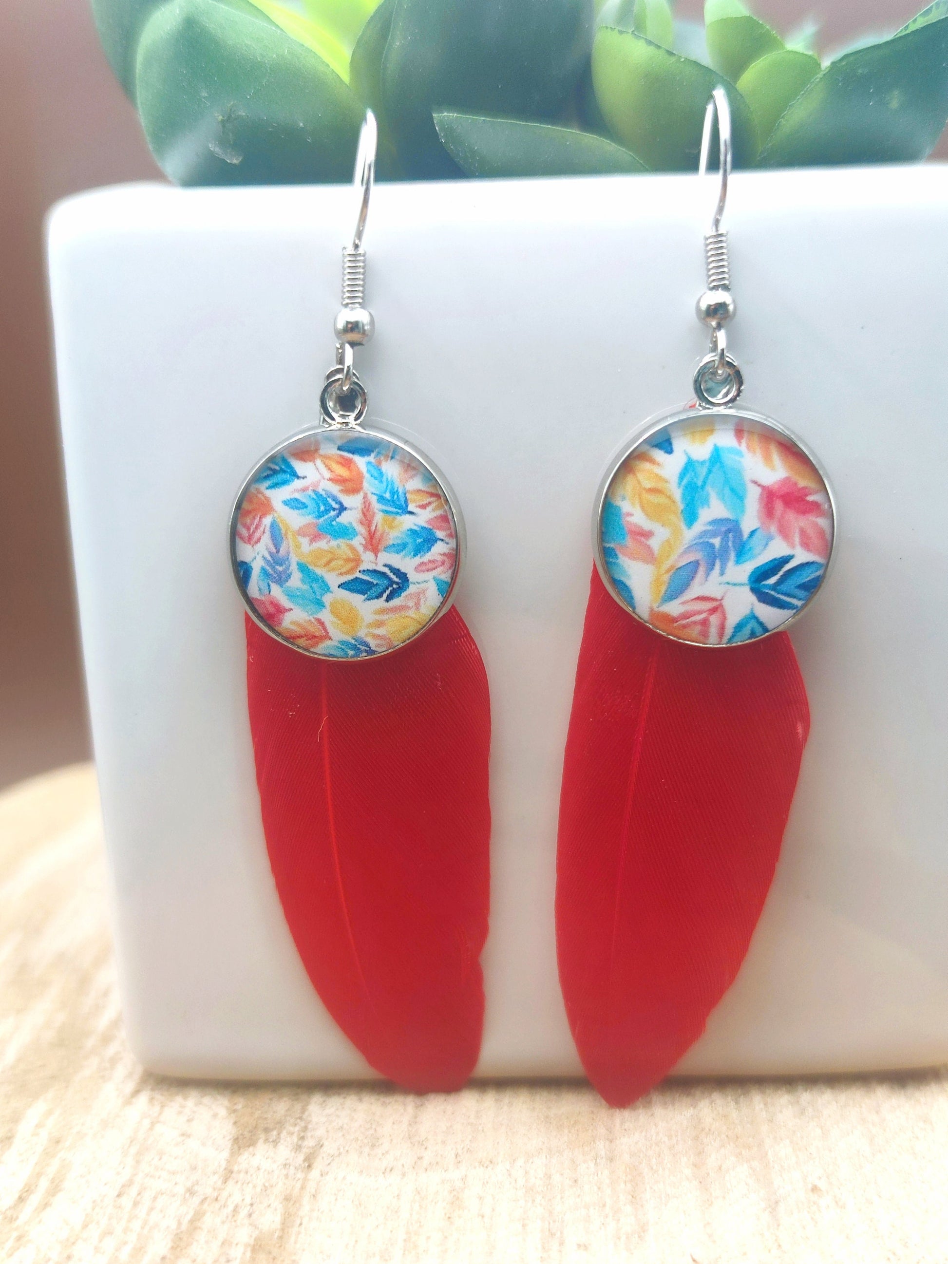 Boucles d'oreille de 16mm de diamètre en résine sur imprimé, motif asymétrique, fait main