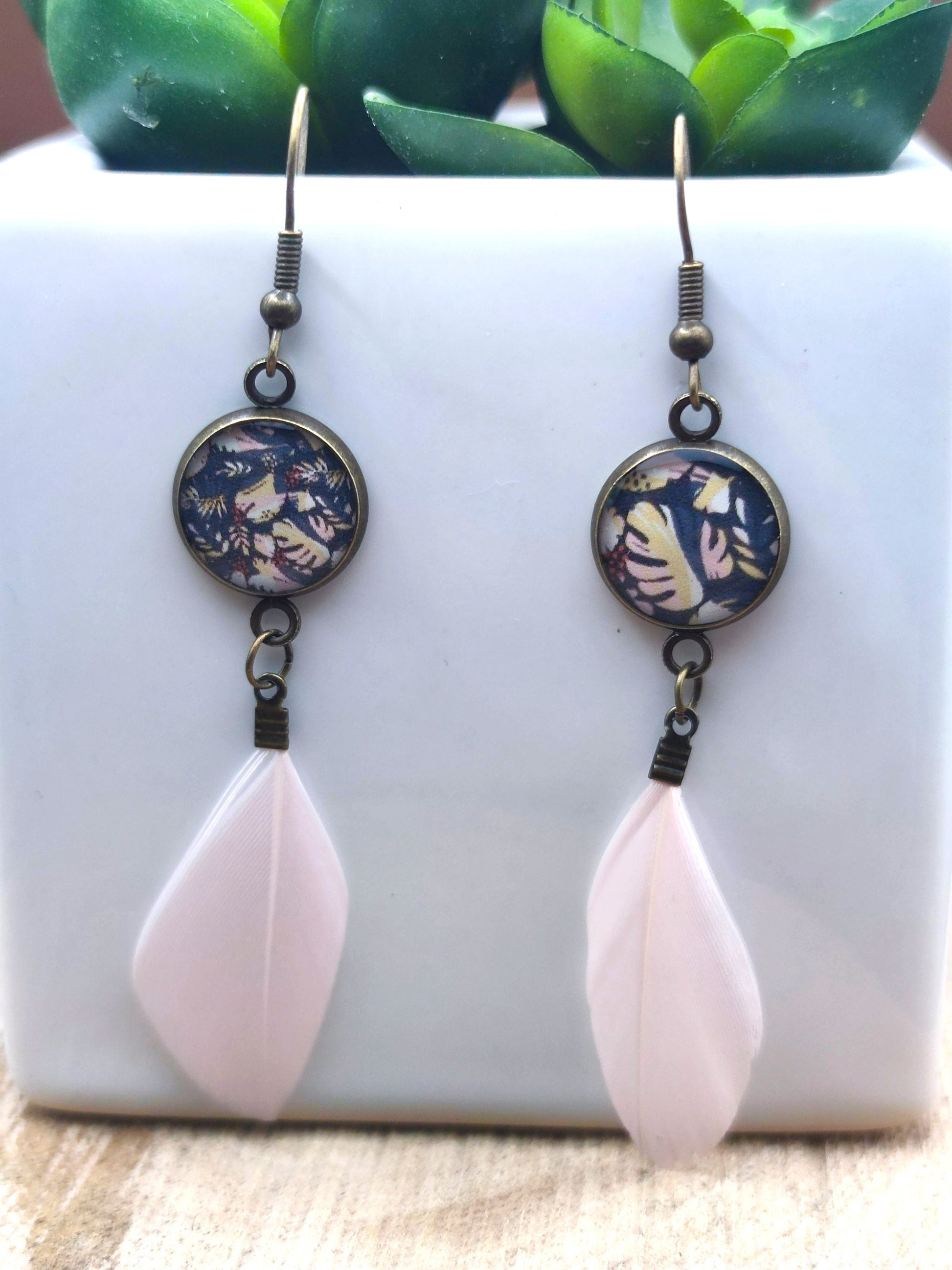 Boucles d'oreille de 12mm de diamètre en résine sur imprimé, motif asymétrique, fait main