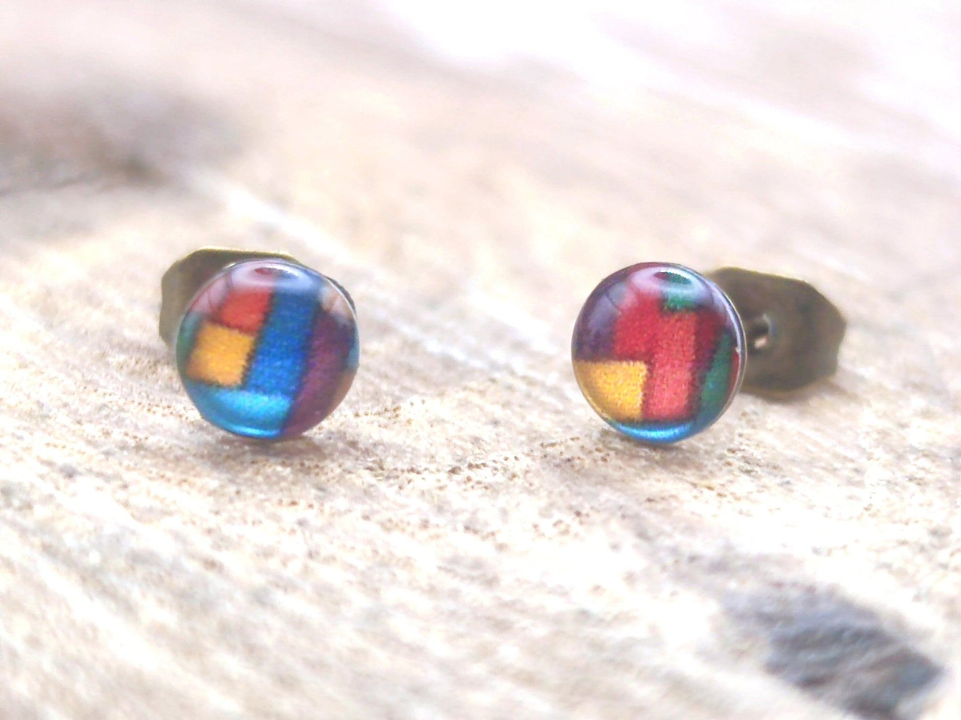 Clous d'oreille de 5mm de diamètre en résine sur imprimé, motif asymétrique, fait main
