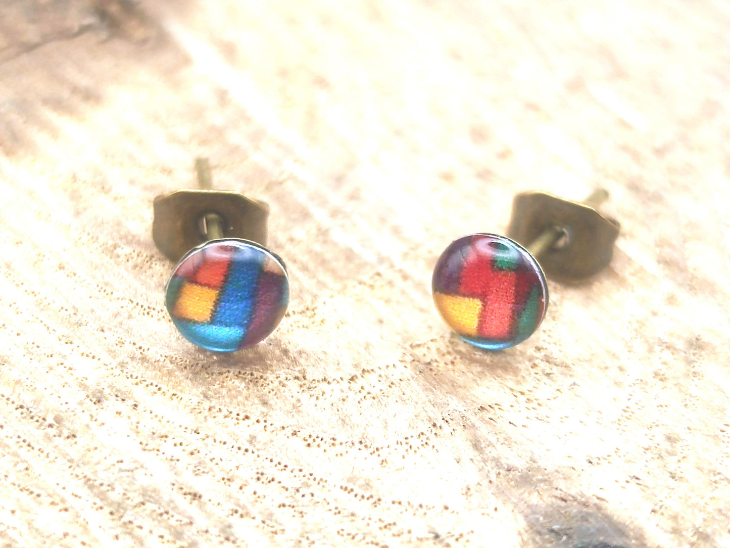Clous d'oreille de 5mm de diamètre en résine sur imprimé, motif asymétrique, fait main