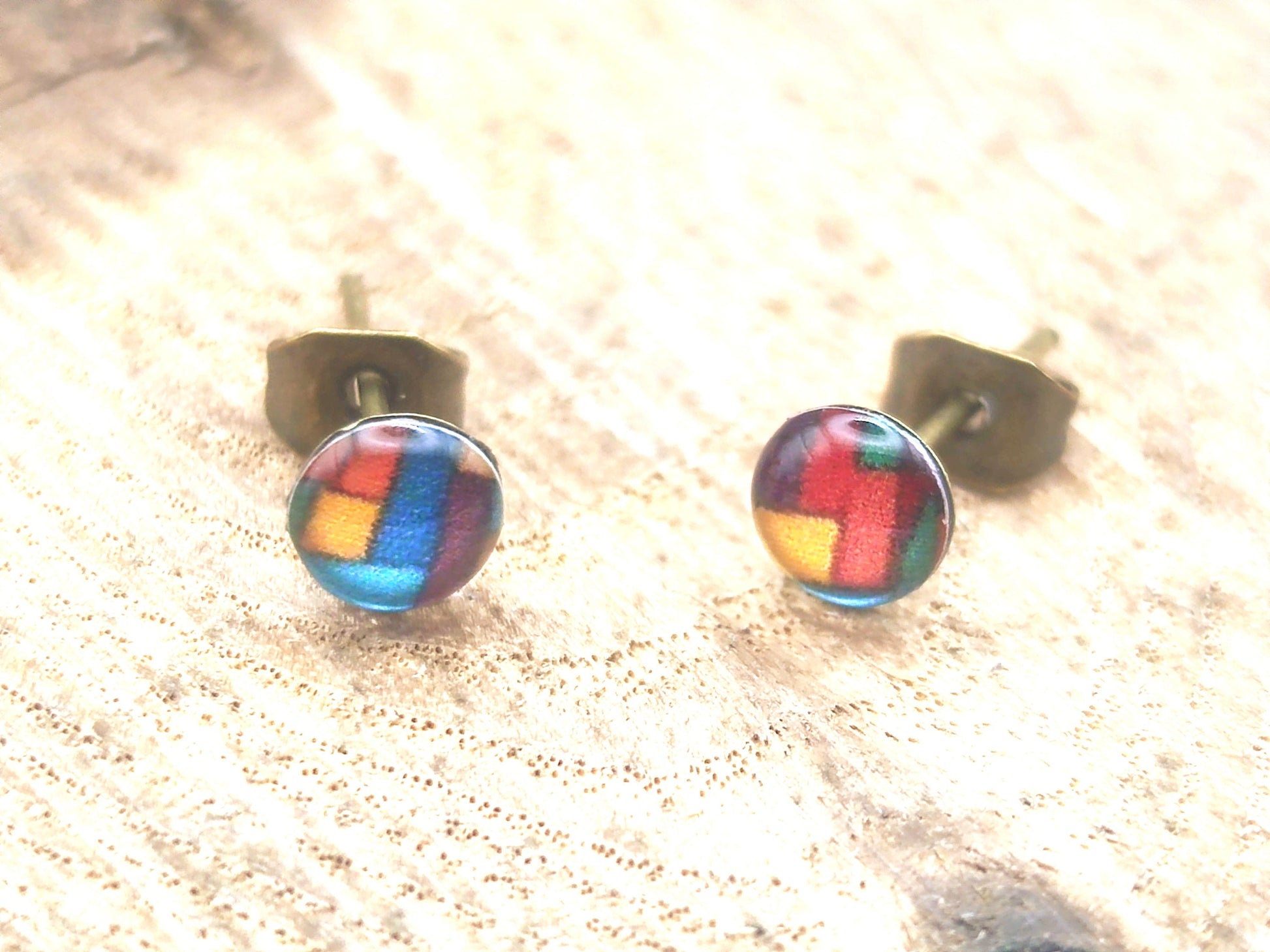 Clous d'oreille de 5mm de diamètre en résine sur imprimé, motif asymétrique, fait main