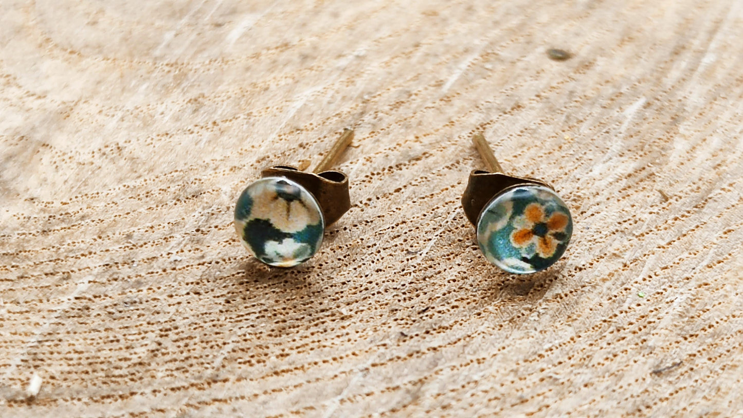 Clous d'oreille de 5mm de diamètre en résine sur imprimé, motif asymétrique, fait main