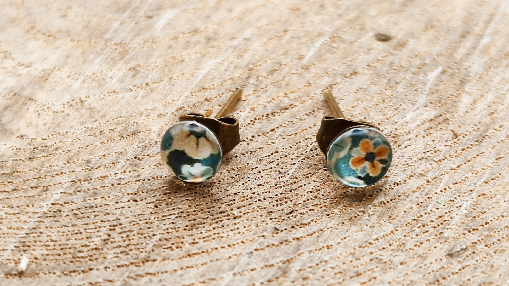 Clous d'oreille de 5mm de diamètre en résine sur imprimé, motif asymétrique, fait main