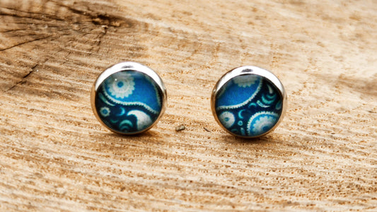 Clous d'oreille, cabochon de 8mm de diamètre en résine sur imprimé, motif asymétrique, fait main