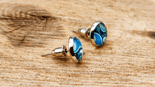 Clous d'oreille, cabochon de 8mm de diamètre en résine sur imprimé, motif asymétrique, fait main