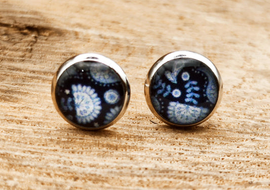 Clous d'oreille, cabochon de 8mm de diamètre en résine sur imprimé, motif asymétrique, fait main