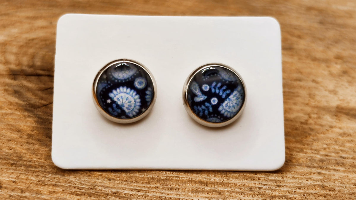 Clous d'oreille, cabochon de 8mm de diamètre en résine sur imprimé, motif asymétrique, fait main