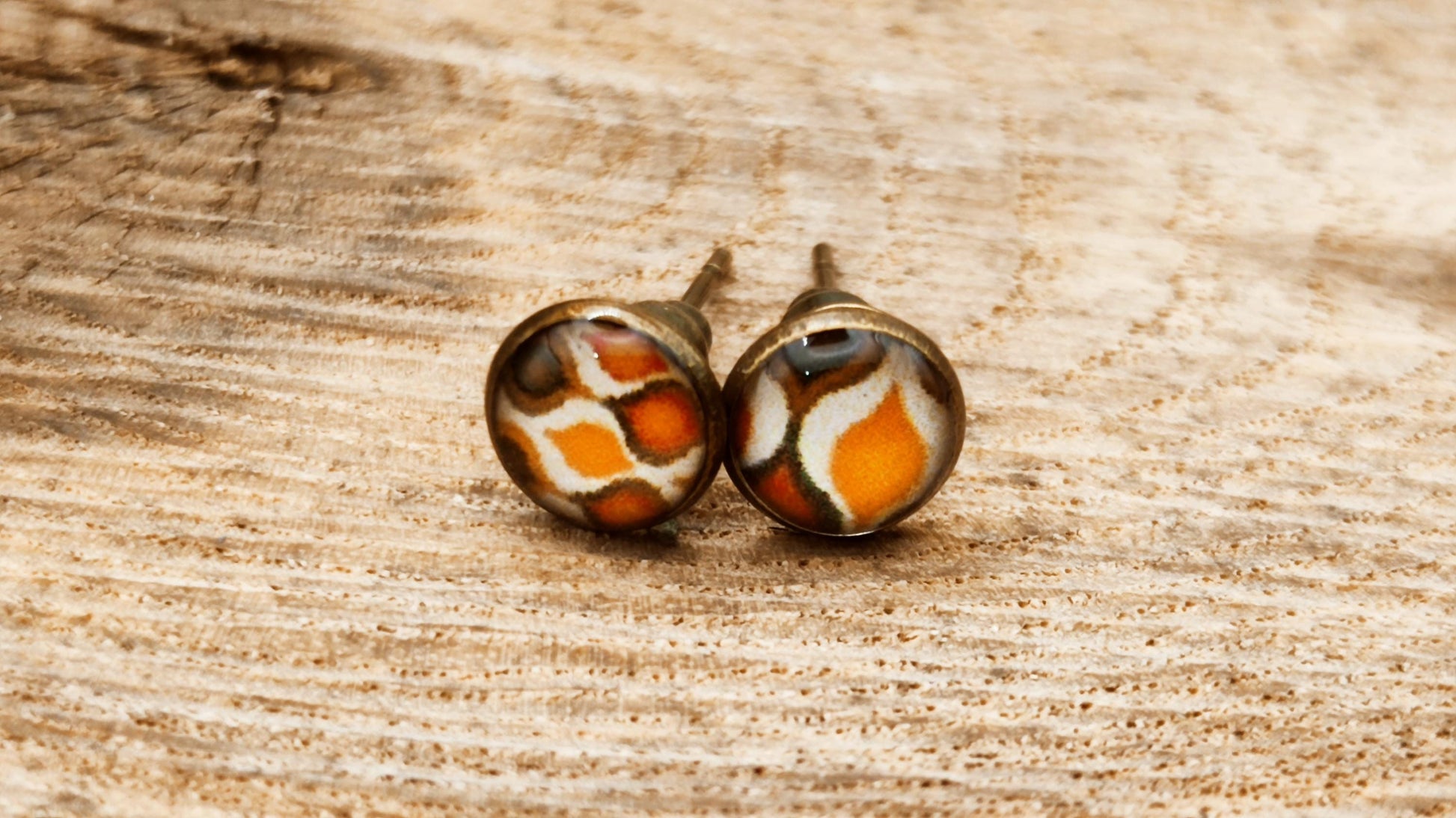 Clous d'oreille, laiton couleur bronze, cabochon de 6mm de diamètre en résine sur imprimé, motif asymétrique, fait main