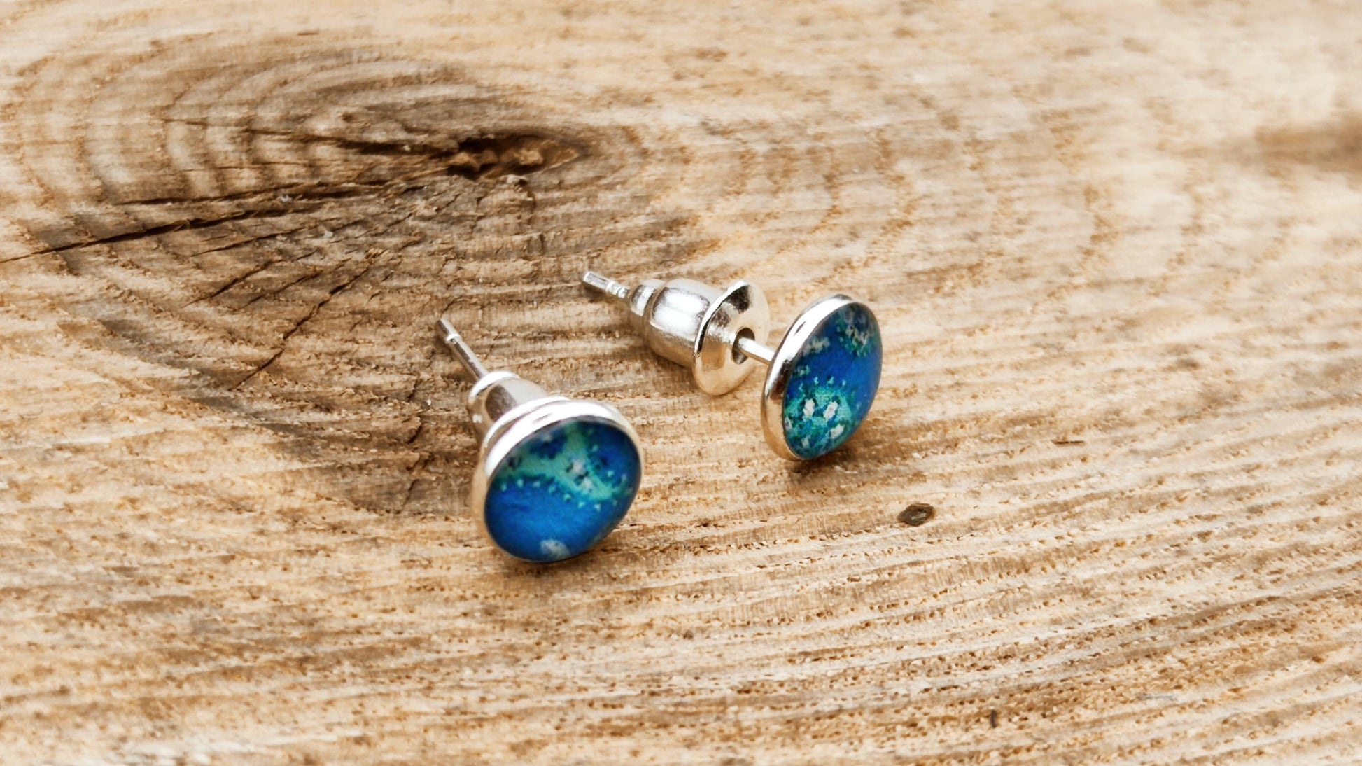 Clous d'oreille, cabochon de 6mm de diamètre en résine sur imprimé, fait main