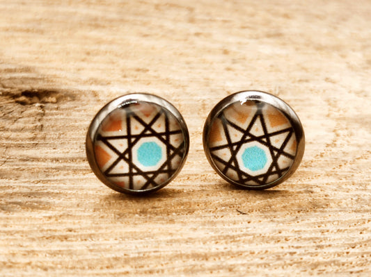 Clou d'oreille, cabochon de 8mm de diamètre en résine sur imprimé asymétrique, fait main
