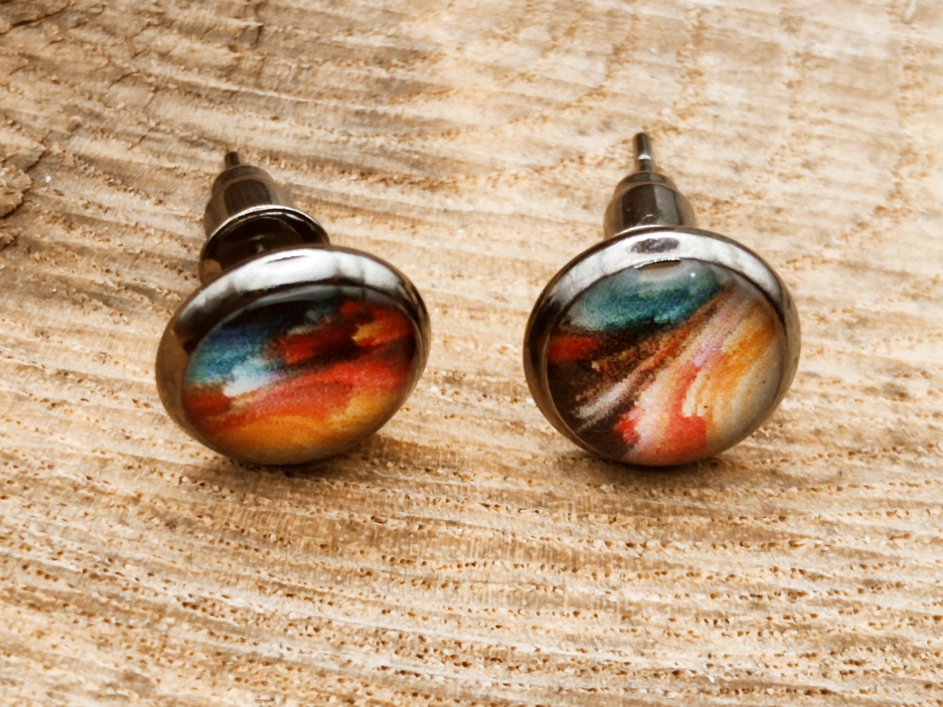 Clou d'oreille, cabochon de 8mm de diamètre en résine sur imprimé asymétrique, fait main