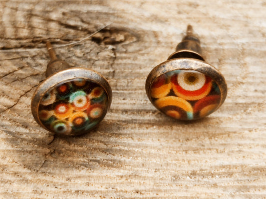 Clous d'oreille, acier inoxydable, cabochon de 8mm de diamètre en résine sur imprimé, motif asymétrique, fait main