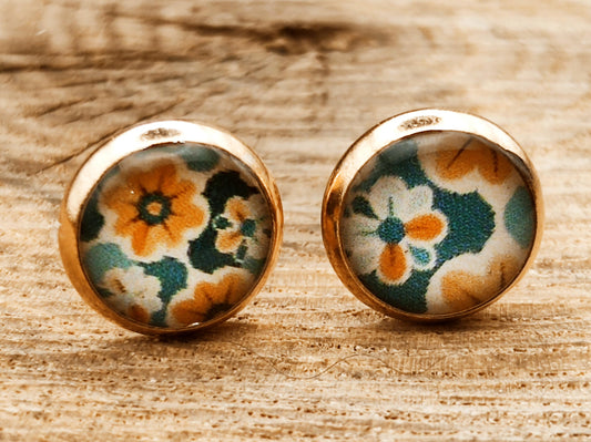 Clous d'oreille, acier inoxydable, cabochon de 8mm de diamètre en résine sur imprimé, motif asymétrique, fait main