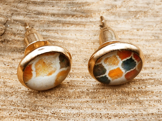 Clous d'oreille, acier inoxydable, cabochon de 8mm de diamètre en résine sur imprimé, motif asymétrique, fait main
