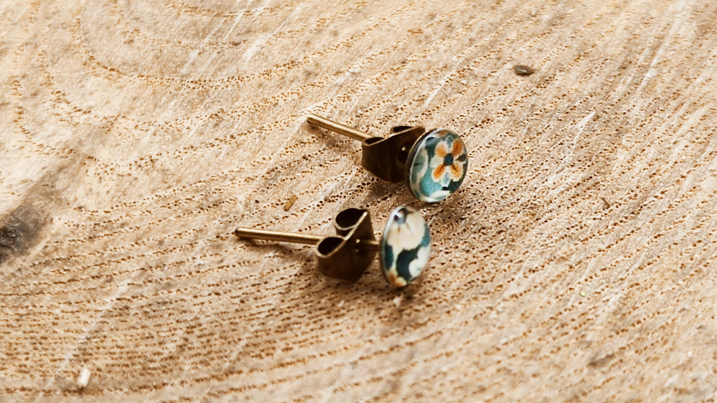 Clous d'oreille de 5mm de diamètre en résine sur imprimé, motif asymétrique, fait main