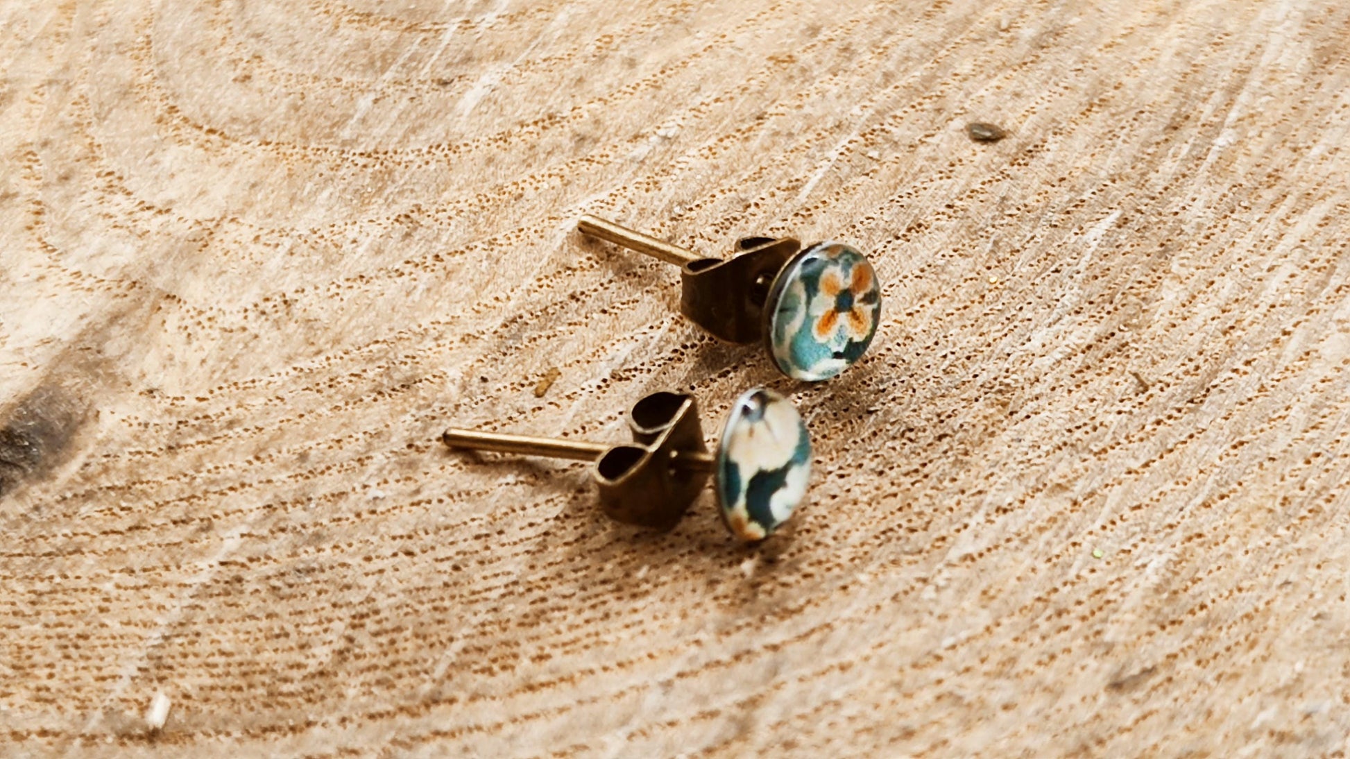 Clous d'oreille de 5mm de diamètre en résine sur imprimé, motif asymétrique, fait main
