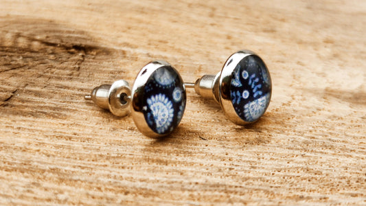 Clous d'oreille, cabochon de 8mm de diamètre en résine sur imprimé, motif asymétrique, fait main