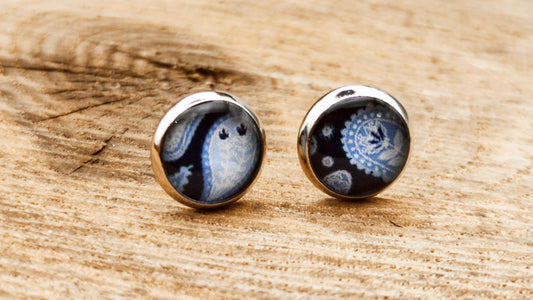 Clous d'oreille, cabochon de 8mm de diamètre en résine sur imprimé, motif asymétrique, fait main