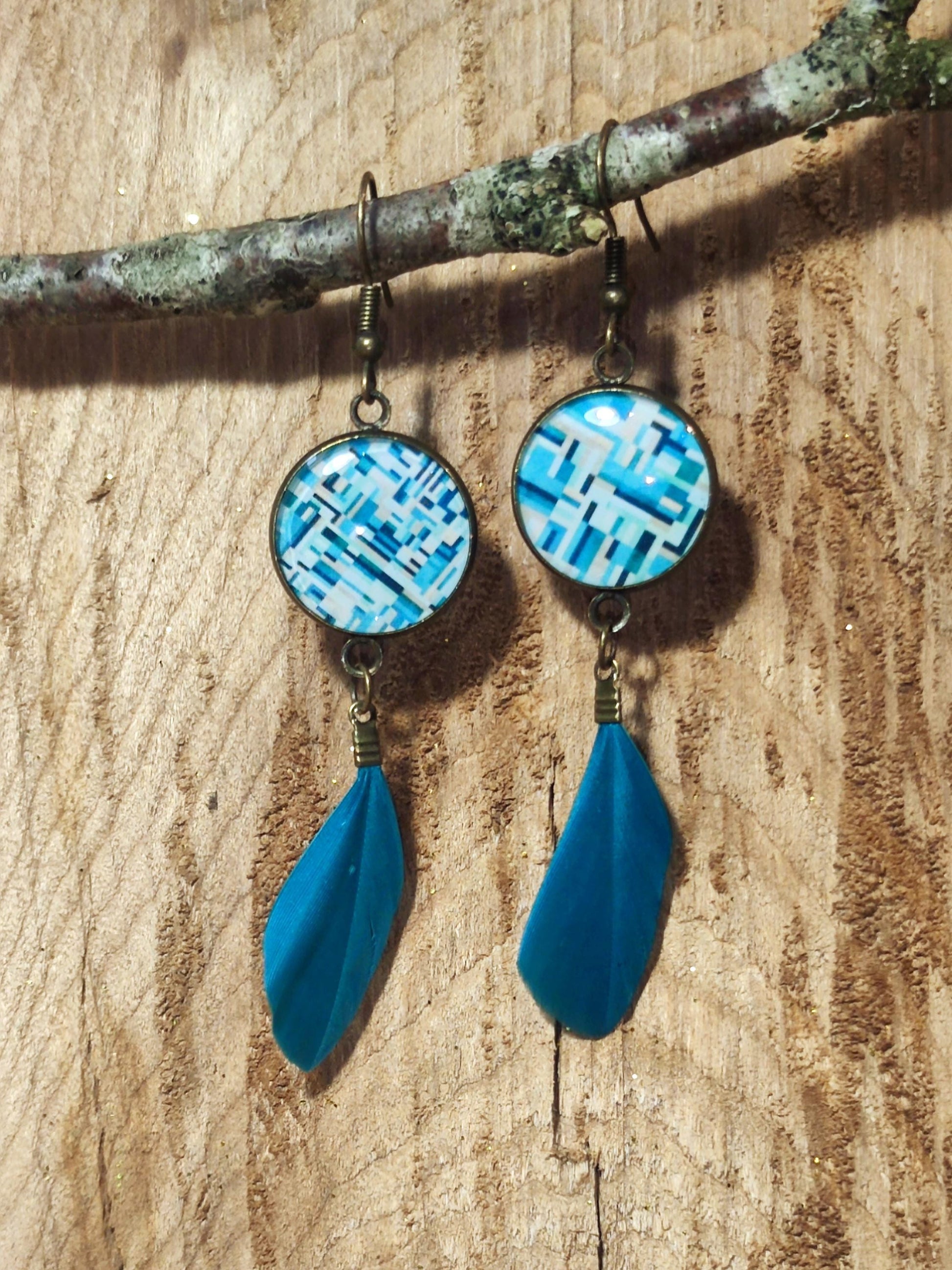 Boucles d'oreille de 16mm de diamètre en résine sur imprimé, motif asymétrique, fait main