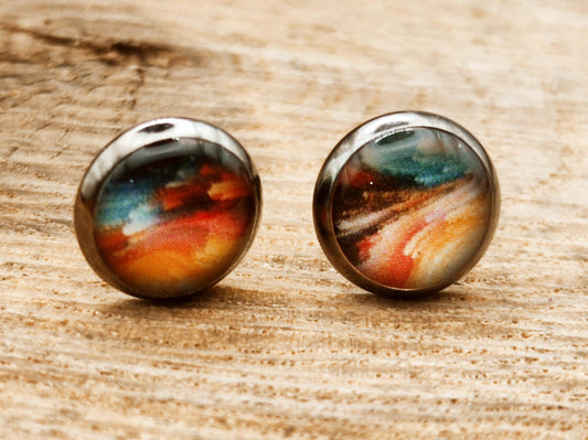 Clou d'oreille, cabochon de 8mm de diamètre en résine sur imprimé asymétrique, fait main