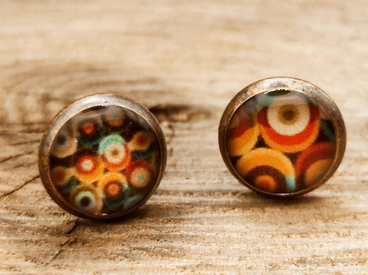 Clous d'oreille, acier inoxydable, cabochon de 8mm de diamètre en résine sur imprimé, motif asymétrique, fait main
