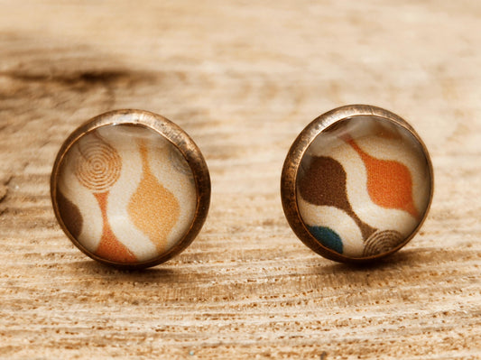 Clous d'oreille, acier inoxydable, cabochon de 8mm de diamètre en résine sur imprimé, motif asymétrique, fait main