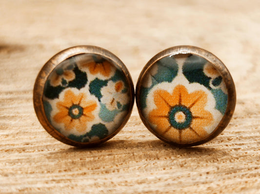 Clous d'oreille, acier inoxydable, cabochon de 8mm de diamètre en résine sur imprimé, motif asymétrique, fait main