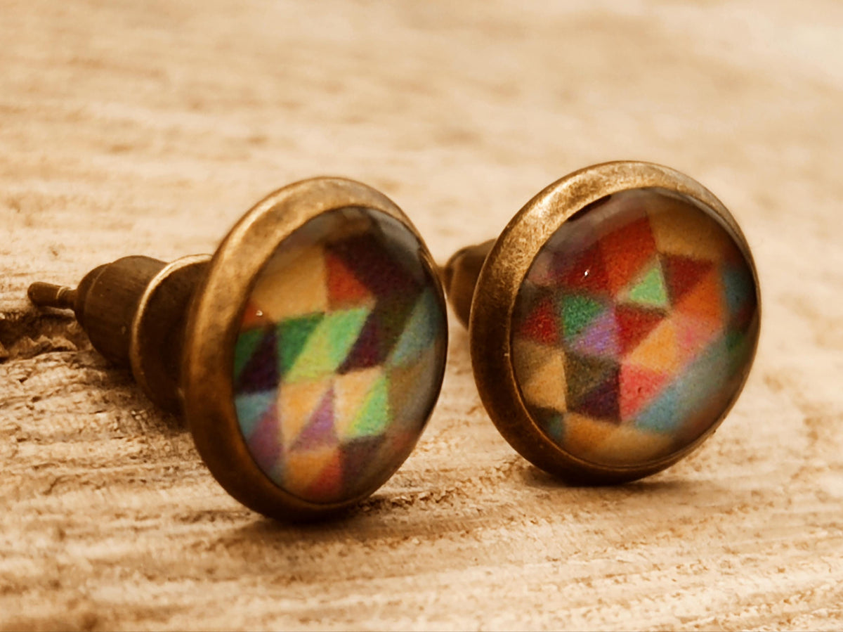 Clous d'oreille, cabochon de 8mm de diamètre en résine sur imprimé, motif asymétrique, fait main